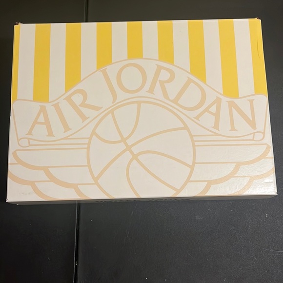 BRAND NEW SPECIAL EDITION MAISON CHATEAU ROUGE RETRO JORDAN 2 NWT - Picture 5 of 17